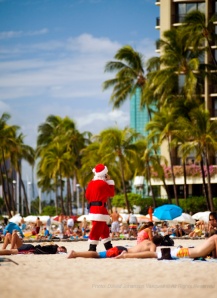 A postmodern cellphone Santa strolls down a section of Waikiki.  Photo: David Johanson Vasquez © All Rights